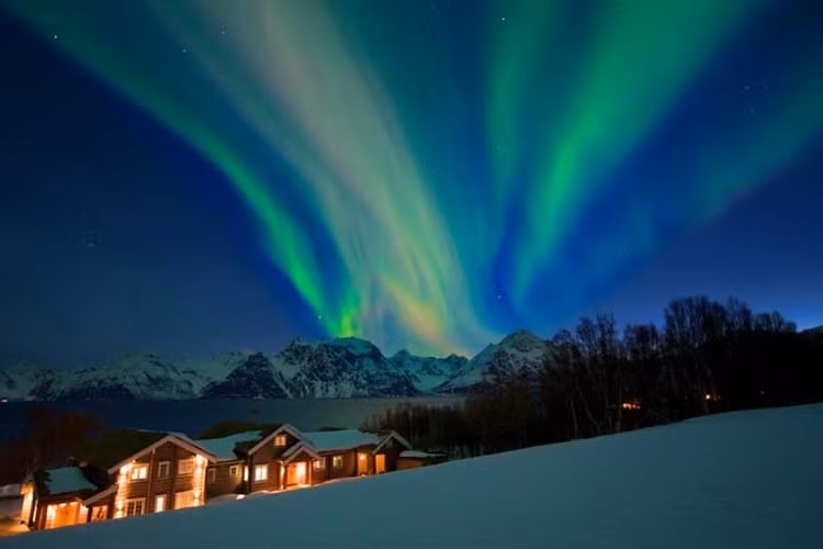 Khách sạn Lyngen Lodge, Na Uy Nằm cạnh chân núi "Alps xứ Lyngen", đây là nơi lý tưởng để du khách chiêm ngưỡng Bắc Cực quang nhảy múa trên các đỉnh núi.