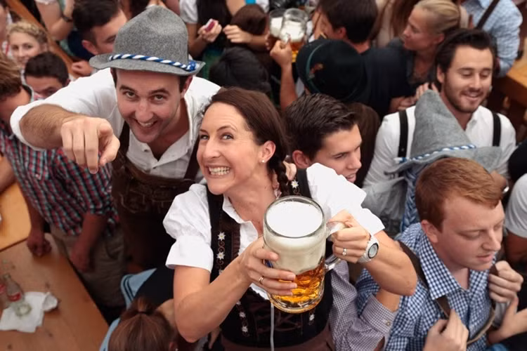 Oktoberfest là lễ hội ăn uống lớn nhất thế giới.
