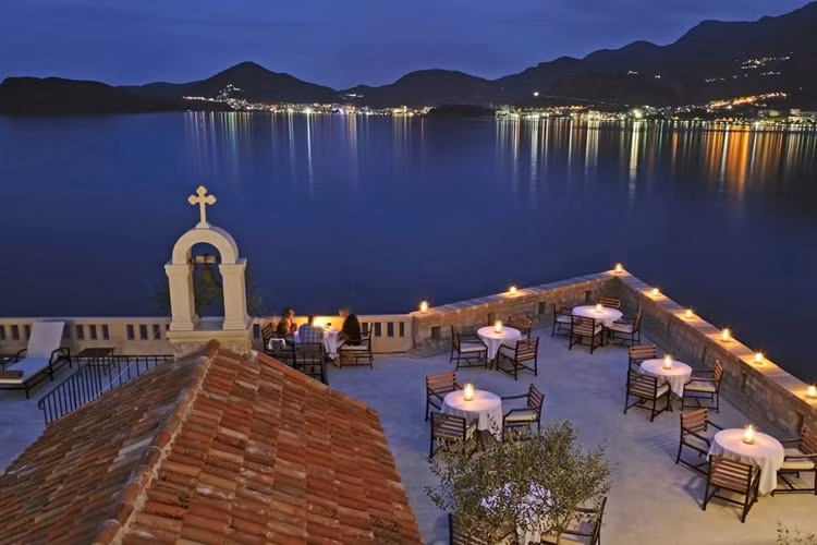  Khu nghỉ dưỡng Aman Sveti Stefan, Budva, Montenegro Nằm trong bốn bức tường thành có từ thế kỷ 15, khu nghỉ dưỡng Aman Sveti Stefan có 50 phòng khách, bể bơi cá nhân, spa và bãi biển tuyệt vời.