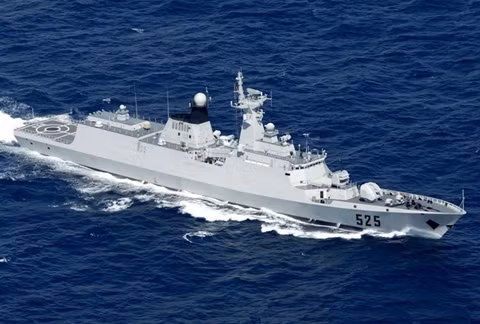 Tàu khu trục Type 054A bị phát hiện trong vùng biển gần Okinawa vào ngày 9/9/2013.