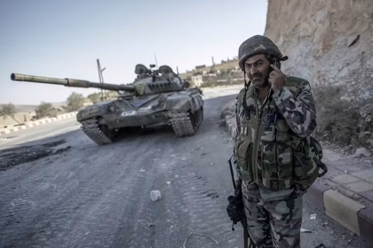 Chiến dịch tái chiếm Maaloula khá phức tạp vì xe tăng quân chính phủ Syria được lệnh không bắn phá các nhà thờ Cơ đốc giáo và Hồi giáo.