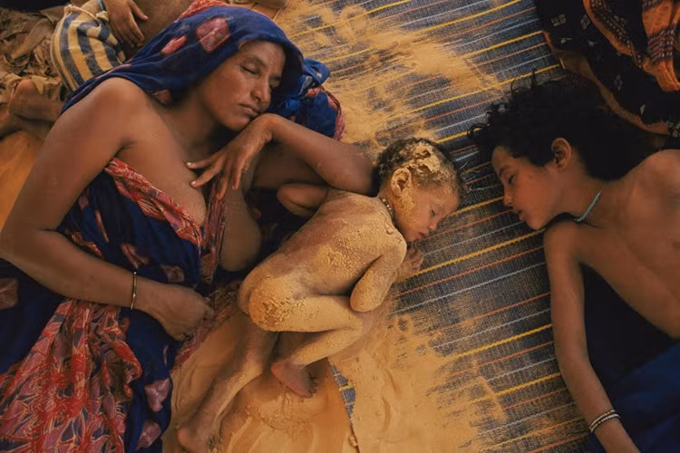 "Ngủ lẫn với cát ở mạn nam sa mạc Sahara" là bức ảnh chụp cảnh sinh hoạt của người Tuareg ở Mali, năm 1997.