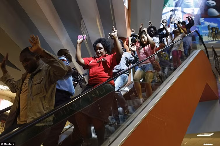 Những phần tử khủng bố Al-Shabab đã nổ súng và ném lựu đạn ở Trung tâm thương mại Westgate vào giờ hoạt động nhộn nhịp sáng 21/9. Trong ảnh: mọi người vội vã rời trung tâm.