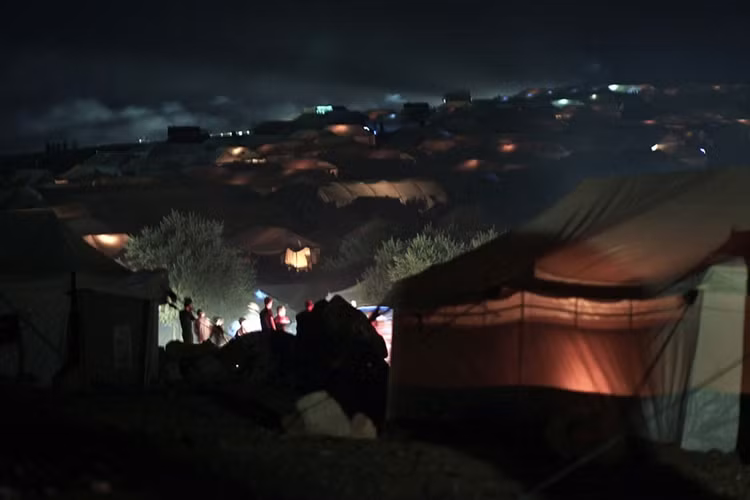 Màn đêm buông xuống trại tị nạn Atma, bên trong lãnh thổ Syria và sát biên giới Thổ Nhĩ Kỳ.