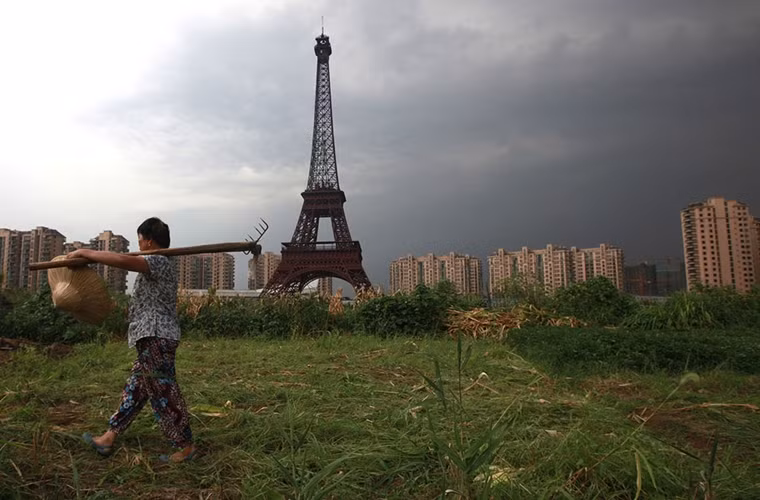 Bên cạnh Tháp Eiffel là một nữ nông dân "chân lấm, tay bùn".