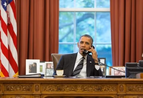 Tổng thống Obama nói chuyện qua điện thoại với Tổng thống Iran Hassan Rouhani tại Phòng Bầu dục Nhà Trắng ngày 27/9/2013.
