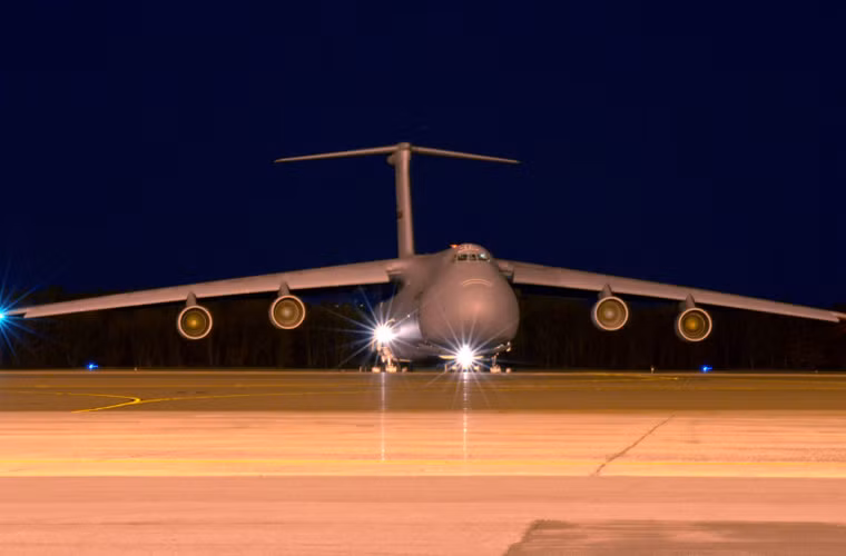 C-5 có chiều dài 75,31m, cao 19,84m, sải cánh 67,89m, trọng lượng rỗng 172 tấn, trọng lượng có tải 348,8 tấn, trọng lượng cất cánh tối đa 381 tấn. Phi hành đoàn điều khiển con quái vật này cần tới 7 người hoặc ít nhất là 4 người.