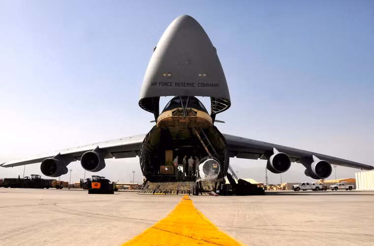 C-5 Galaxy là một trong những mẫu máy bay vận tải hạng nặng chủ lực của Không quân Mỹ. Nó được Tập đoàn Lockheed Martin thiết kế để chở những kiện hàng ngoại cỡ, phục vụ cho vai trò không vận chiến lược liên lục địa. Chiếc máy bay được thiết kế đặc biệt với khả năng mở được cửa đầu mũi…