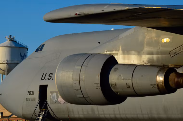 Để nâng con quái vật này lên trời, C-5 Galaxy được trang bị 4 động cơ tuốc bin phản lực TF39-GE-1C cho tốc độ bay tối đa 932 km/h, tầm bay 4.440km với tải trọng 119,4 tấn, trần bay 10.600m. Nó cần sân bay tiêu chuẩn đường băng dài 3.000m để hoạt động.