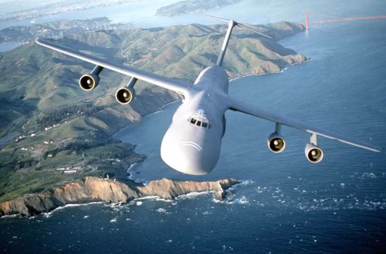 C-5 Galaxy được phát triển từ những năm 1960, chính thức được sản xuất từ 1968 tới tận 1989 với tổng cộng 131 chiếc ra đời, đơn giá một chiếc khoảng 170 triệu USD. Với tải trọng 122 tấn, trọng lượng cất cánh tối đa 381 tấn, C-5 Glaxy được xem là mẫu máy bay vận tải lớn nhất Không quân Mỹ và là một trong những vận tải cơ lớn nhất thế giới.