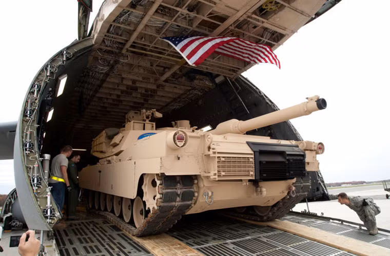 Trong ảnh, nguyên chiếc xe tăng chiến đấu chủ lực M1 Abrams nặng 60 tấn đang di chuyển vào bên trong “bụng quái vật” C-5.