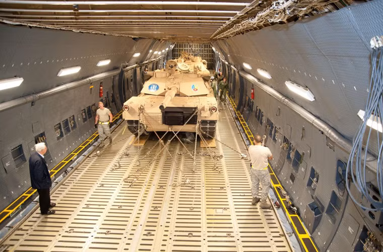 Hai chiếc M1 Abrams được chằng chéo cẩn thận trong khoang hàng C-5 chuẩn bị cho chuyến bay dài.