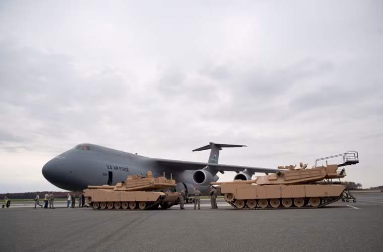 C-5 Galaxy có thể chở tối đa 5 xe chiến đấu bộ binh Bradley hoặc 2 xe tăng chiến đẩu chủ lực M1 Abrams.