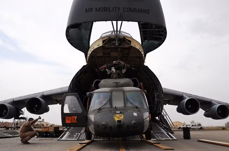 Khoang hàng của C-5 Galaxy có kích thước dài 37m, cao 4,1m và rộng 5,8m cho phép nó chứa hầu hết các trang bị cơ giới của Quân đội Mỹ, gồm cả những thứ cồng kềnh nhất (như xe cầu công binh nặng 67 tấn) đến bất kì nơi nào trên thế giới. Trong ảnh, trực thăng Black Hawk được tháo cánh quạt đang được "C-5 nuốt". Theo nhà thiết kế, nó có thể chở tới 6 trực thăng tấn công AH-64 Apache.
