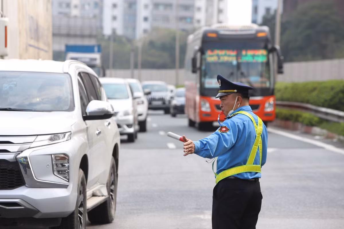 Lực lượng CSGT, TTGT, CSCĐ... phối hợp phân làn giao thông.
