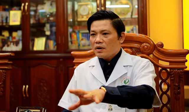 Giam doc BV vi nhan vien y te nhan phong bi la “ke lua dao sieu hang“