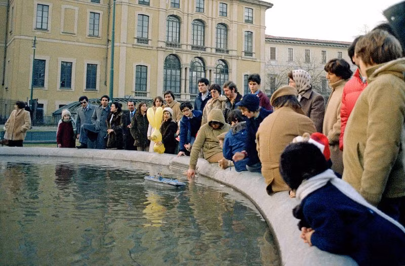 Bên đài phun nước ở công viên Giardini Pubblici, 1980.