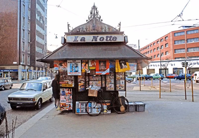 Sạp báo trên đại lộ Viale Corsica, 1983.
