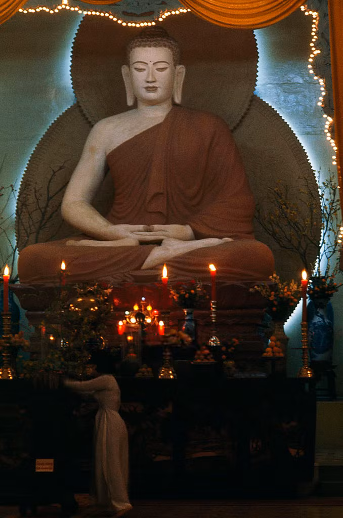 Tượng Phật lớn ở chính điện, 1965. Tượng Phật Thích Ca của chùa do trường Mỹ Nghệ Biên Hòa đắp tạo, được coi là mẫu mực cho nhiều tượng Phật các chùa sau này. Năm 1969 tượng được thếp lại toàn thân bằng vàng. Ảnh: Wilbur E. Garrett.