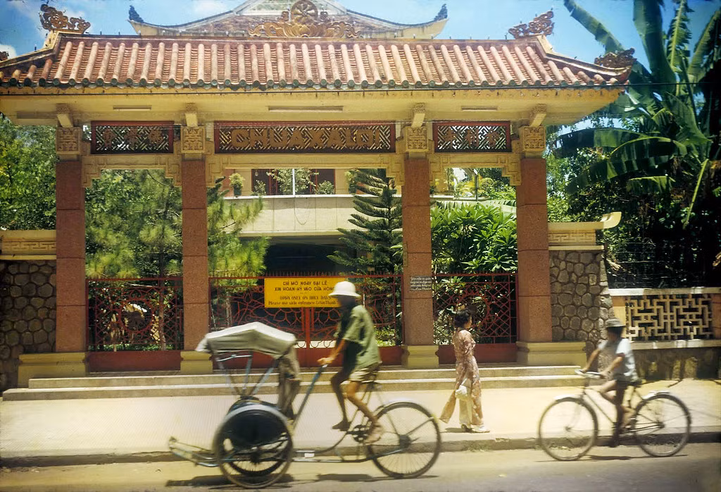 Cổng Chùa Xá Lợi trên đường Bà Huyện Thanh Quan, Sài Gòn năm 1966. Chùa được khởi công xây dựng vào ngày 5/8/1956 theo bản vẽ của các kiến trúc sư Trần Văn Đường và Đỗ Bá Vinh, hoàn thành vào ngày 2/5/1958. Chùa được xây dựng để thờ xá lợi Phật tổ nên ban đầu có tên là chùa thờ Xá Lợi, người dân quen gọi tắt là chùa Xá Lợi nên khi khánh thành hòa thượng Khánh Anh đã đặt tên chùa là Xá Lợi cho hợp lòng người. Ảnh: Douglas Ross.