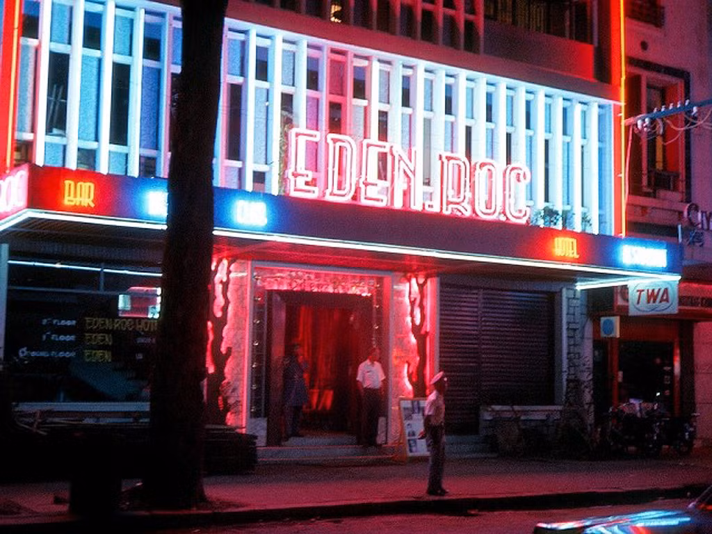 Khách sạn - quán bar Eden Roc trên đường Tự Do, 1967. Ảnh: Bill Mullin.