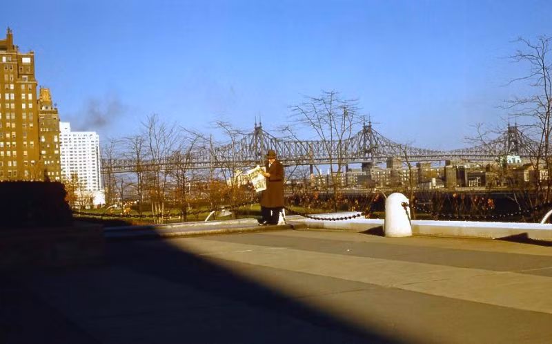 Người đàn ông đọc báo trên đường Số 59, tháng 11/1958.