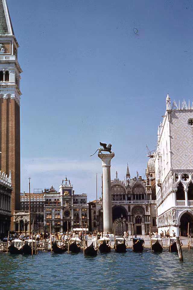 Bến thuyền bên tháp Venice, 1963.