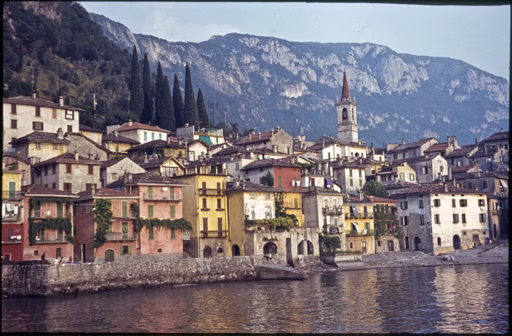 Thị trấn Varenna bên hồ Como, 1964.