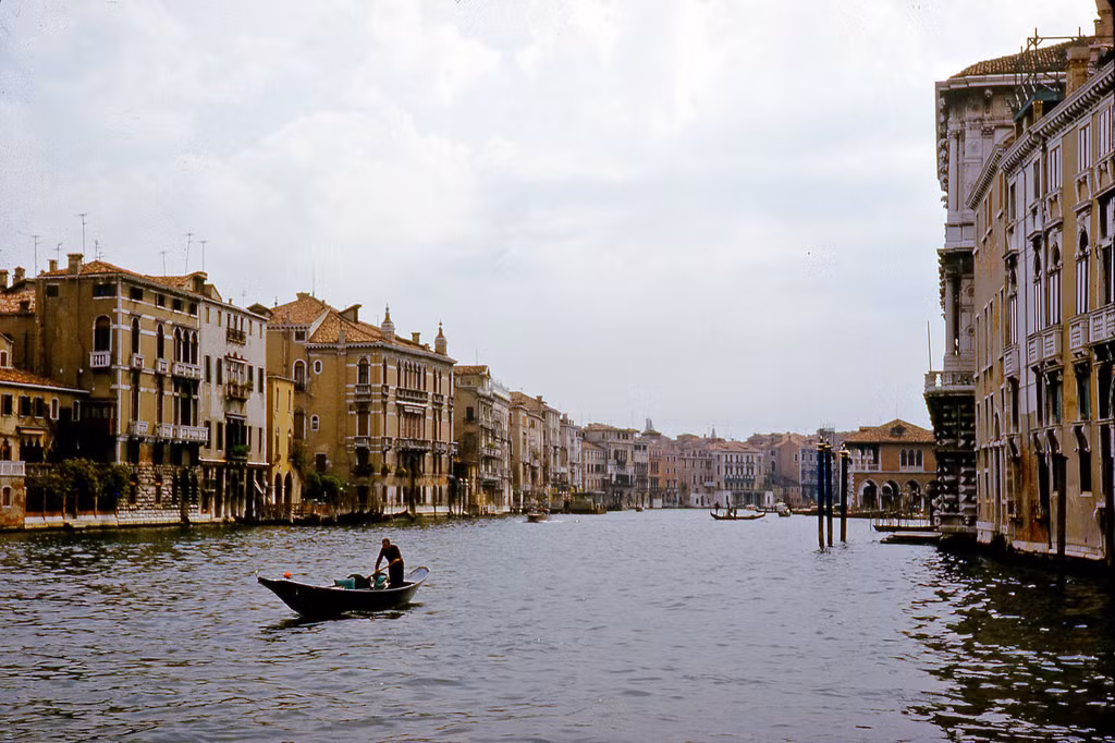 Trên kênh đào ở thành phố Venice, Italia năm 1963.