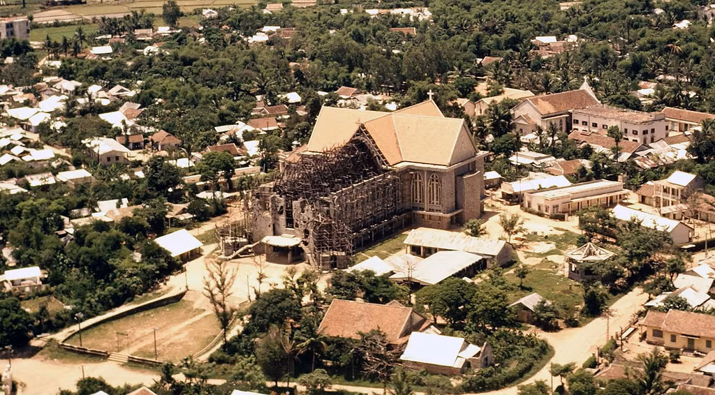 Nhà thờ Phủ Cam nhìn từ máy bay, 1969, với phần mặt trước còn ngổn ngang. Sau 1975, việc xây dựng được tiến hành chậm và đến năm 1995 phần thân nhà thờ về cơ bản được hoàn thành. Ảnh: Mike Leavenworth.