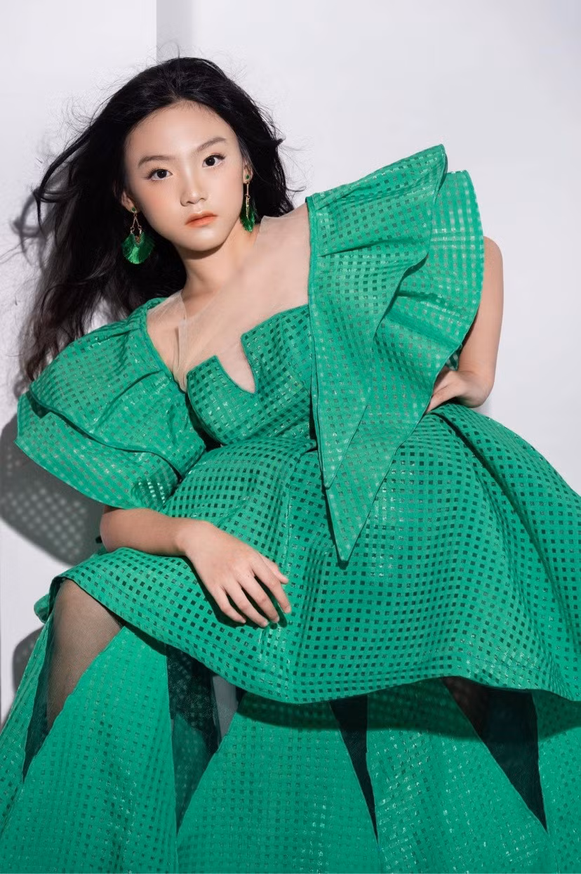 Mẫu nhí Nguyễn Đỗ Quỳnh Vy sinh năm 2012 tại Hải Phòng là gương mặt quen thuộc của các sàn diễn lớn như: Fashion Show Tinh hoa hội tụ, Lễ hội áo dài trẻ em Việt Nam, Đại hội Siêu mẫu nhí 2022…