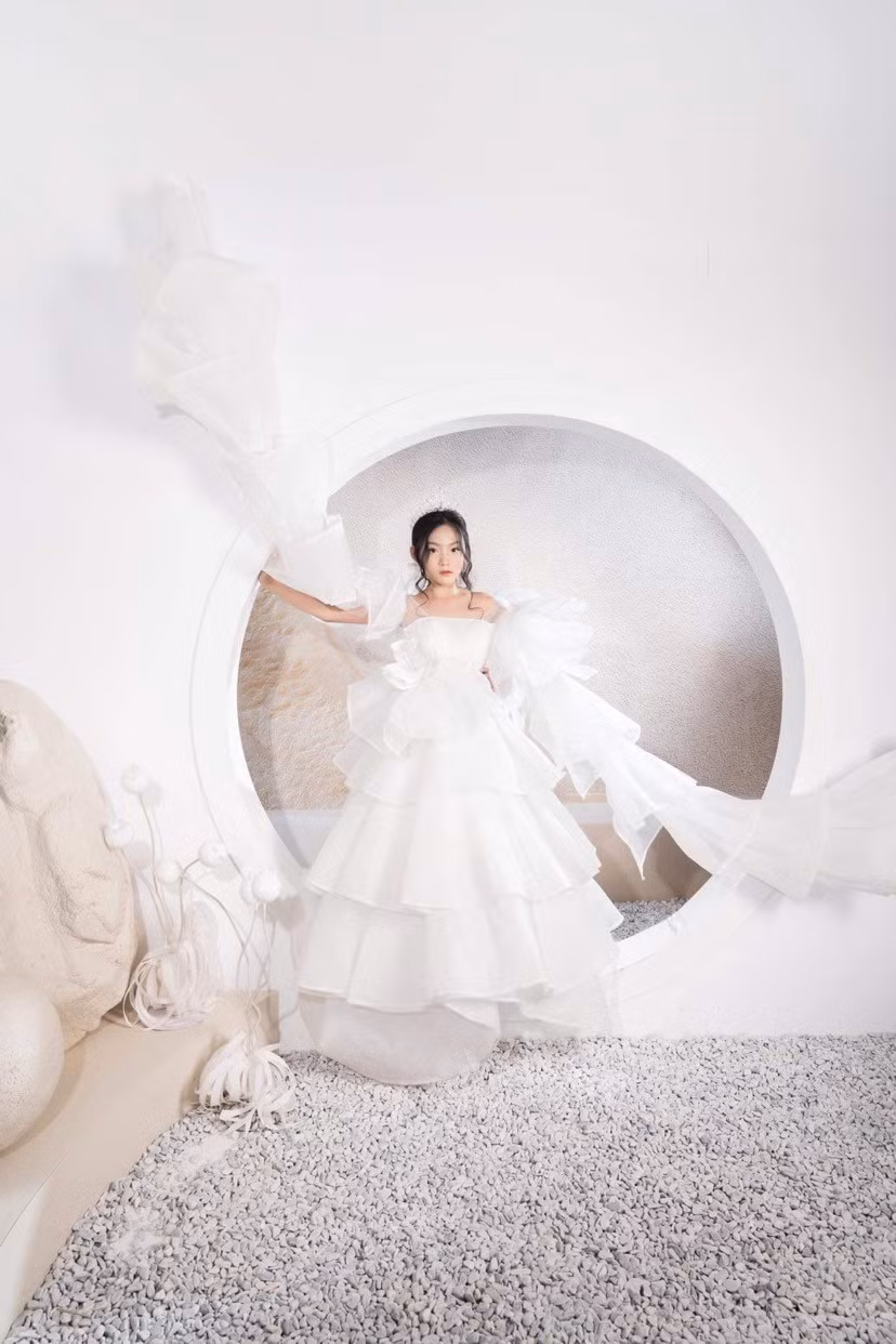 Mẫu nhí Quỳnh Vy chia sẻ hoa hậu H’Hen Niê chính là thần tượng và hình mẫu mà cô bé muốn hướng tới. Năng lượng tích cực và câu chuyện truyền cảm hứng của Top 5 Hoa hậu Hoàn vũ Thế giới 2018 đã thôi thúc Quỳnh Vy cố gắng từng ngày để trở thành một người mẫu chuyên nghiệp.