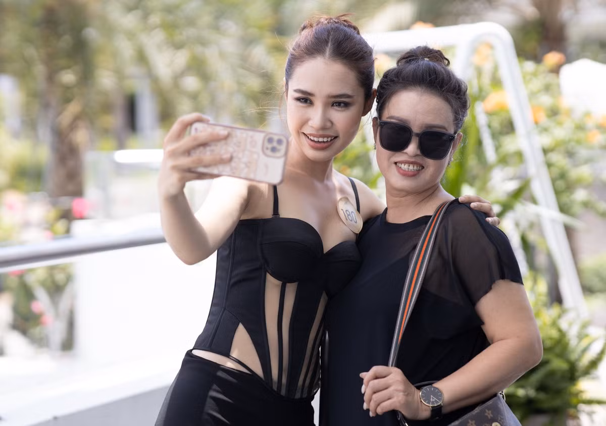 Thí sinh Đinh Hồng Anh đến từ Hải Phòng. Cô được mẹ đưa đi thi. Người đẹp cao 1,65 m, số đo ba vòng: 83-63-92 cm. Hiện Hồng Anh làm công việc kinh doanh. Đây là cuộc thi sắc đẹp cấp quốc gia đầu tiên mà cô góp mặt.