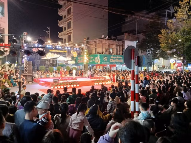 Người dân và du khách đón năm mới 2024 ở TP. Móng Cái (tỉnh Quảng Ninh) tận hưởng trọn vẹn những giây phút vui tươi, ấm áp bên gia đình và người thân.