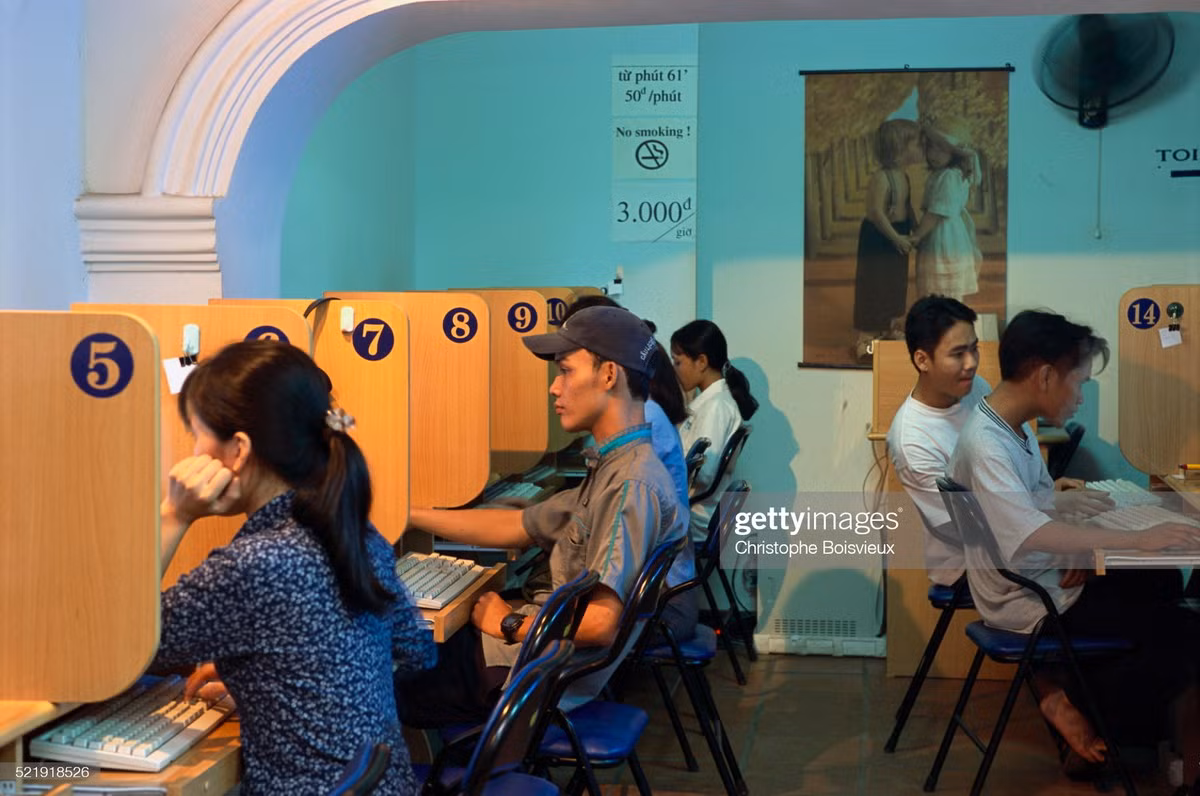 Những người trẻ tuổi trong tiệm internet.