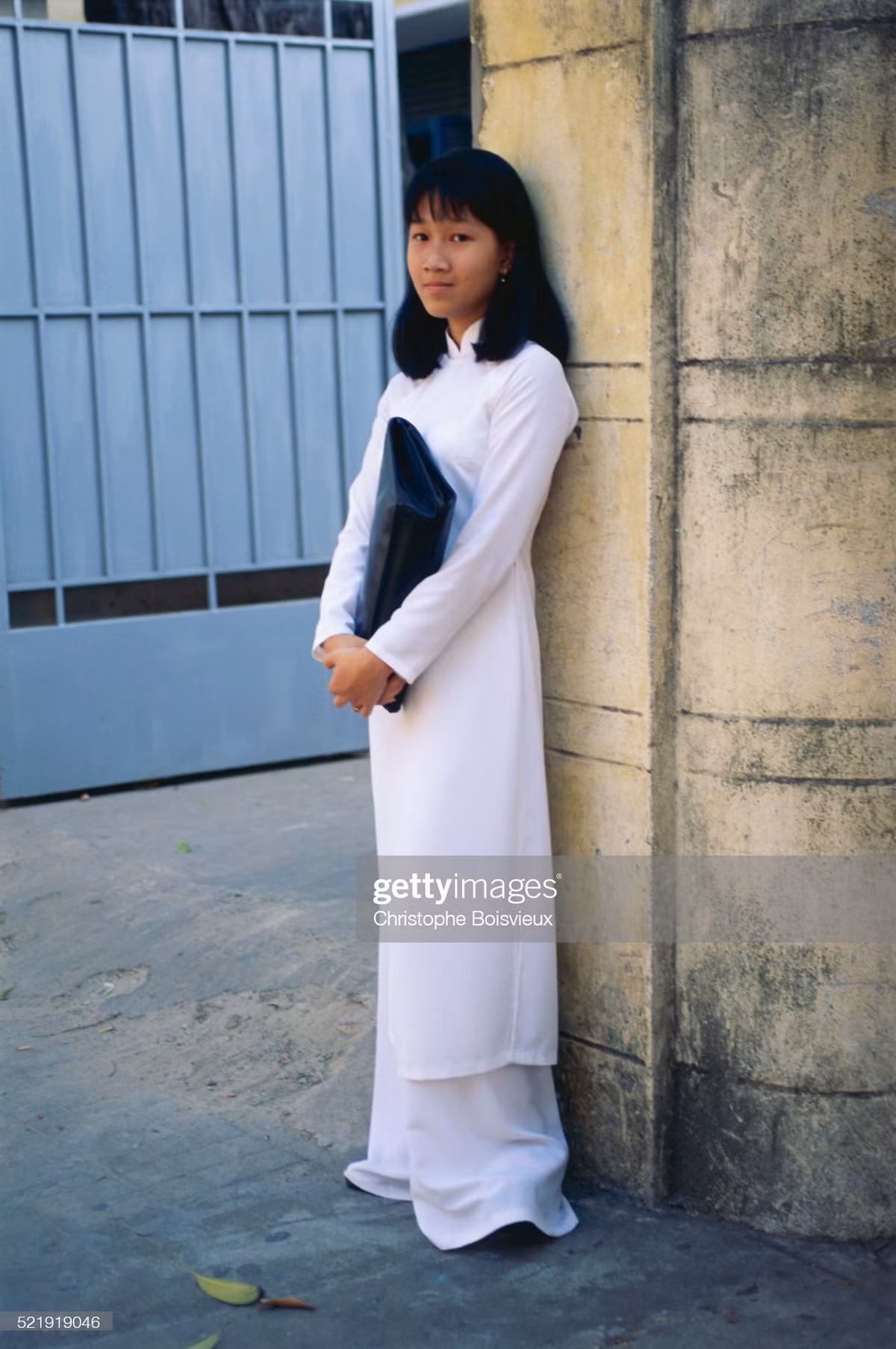 Nữ sinh áo dài trên phố.