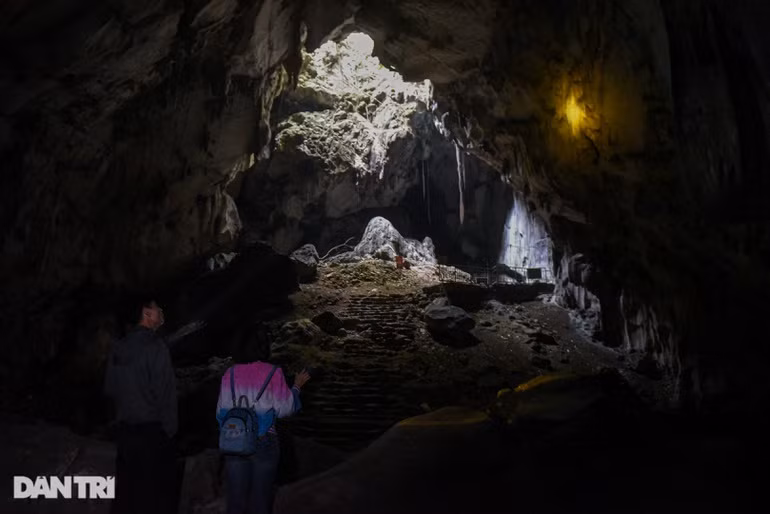 Hang Cắc Cớ cũng là nơi người người cầu bình an, may mắn, công danh, tình duyên, con cái. Có nhiều giai thoại ghi rằng chùa Thầy là nơi cầu tình duyên ở Hà Nội rất linh ứng, là bởi khi xuống hang Cắc Cớ tối, sâu, người ta hay đi nép vào nhau, con trai con gái sẽ nên duyên sau chuyến đi.