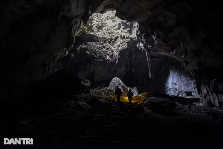 Trong hang, tại những chỗ lộ thiên, ánh sáng mặt trời xuống rọi vào nhũ đã tạo nên những điểm sáng lung linh, huyền ảo, do đó người đi chơi trong hang gọi là động Thần Quang. Nơi đây nhiều người gọi là hang "Sơn Đoòng thu nhỏ" của Hà Nội.
