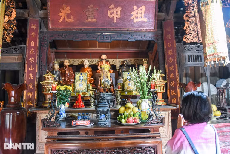 Ngôi chùa cổ có kiến trúc "tiền Phật hậu Thánh" kiểu chữ Tam gồm ba tòa nằm song song với nhau: chùa Hạ, chùa Trung, chùa Thượng. Tòa ngoài là nơi lễ bái của tăng ni phật từ và nơi dạy học, giảng đạo của nhà sư gọi là nhà tiền tế hay chùa Hạ. Tòa giữa là nơi thờ Tam Bảo, là trung điện hay chùa Trung. Và tòa trong cùng là nơi đặt ba pho tượng chuyển kiếp của thiền sư Từ Đạo Hạnh, với tòa bảo điện đồ sộ, nguy nga gọi là thượng điện hay chùa Thượng. Ngoài ra còn có những đền thờ và gác chuông nằm xen kẽ trên con đường lên núi.