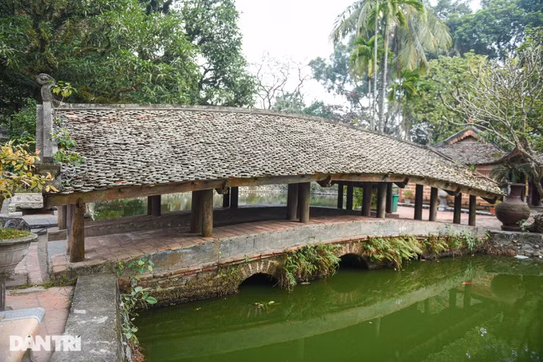 Chùa Thầy nằm trên khu đất hình hàm rồng. Phía trước là một sân rộng nhìn ra hồ Long Trì, tạo thành hàm trên, bờ hồ bên trái là hàm dưới. Từ sân có 2 cây cầu Nhật tiên kiều và Nguyệt tiên kiều nối sang 2 bên tạo thành 2 râu rồng, được xây dựng theo kiểu kiến trúc "thượng gia hạ kiểu".