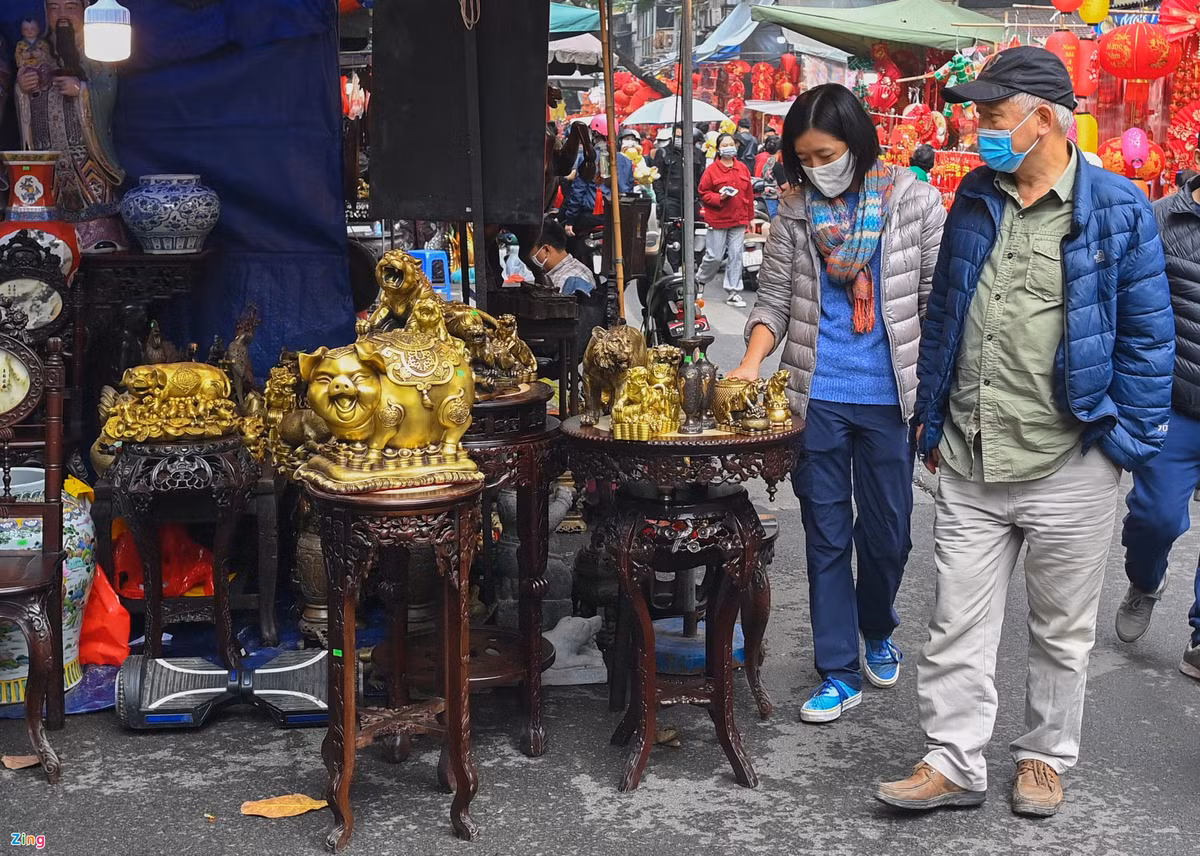 Phiên chợ đồ cổ Hà Nội nằm trong chợ hoa Hàng Lược (quận Hoàn Kiếm, Hà Nội), mỗi dịp cận Tết Nguyên đán đều thu hút rất đông người dân đến tham quan, vui chơi và mua sắm.