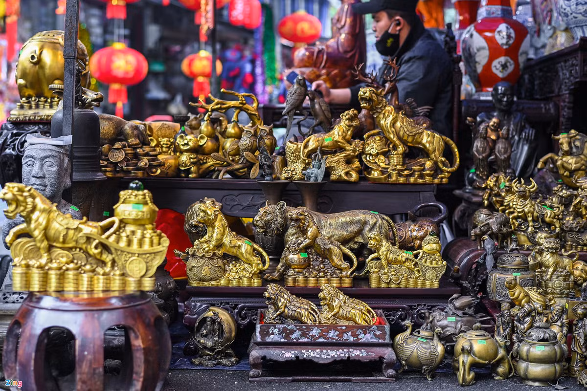 Tại những gian hàng đồ đồng giả cổ, mặt hàng chủ đạo của năm nay là mô hình con hổ với nhiều kiểu dáng, kích thước đa dạng.
