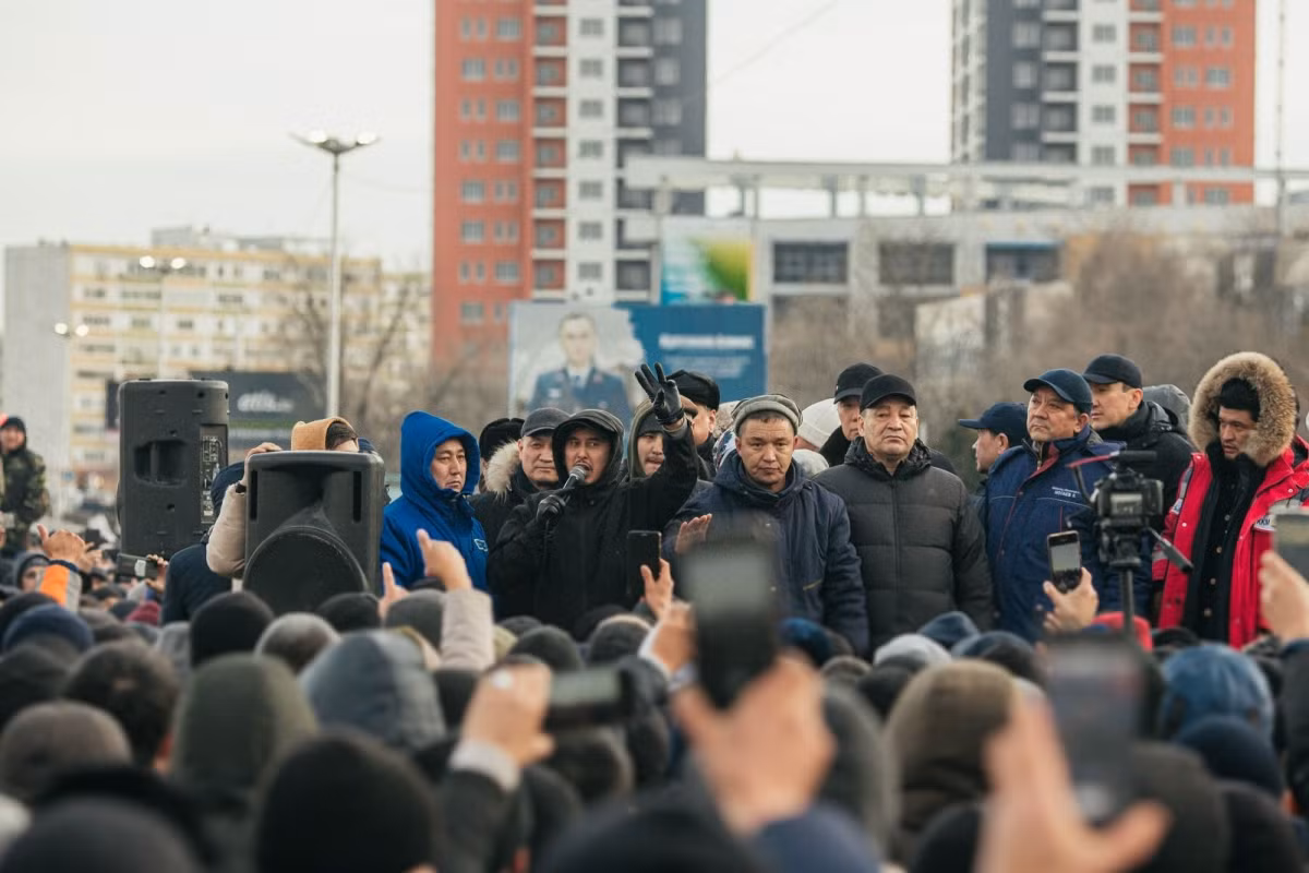 Chính phủ Kazakhstan đã đưa ra một số nhượng bộ trước các đòi hỏi của những người biểu tình nhưng cho tới nay, điều này dường như vẫn chưa thể xoa dịu tình hình khi người biểu tình yêu cầu những hành động quyết liệt hơn.