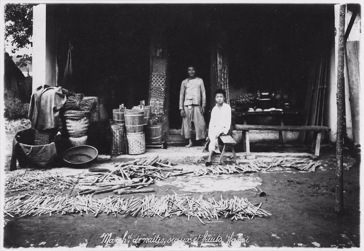 Cửa hàng bán đồ làm bằng tre: bao ủ ấm tích, phên, cót, mẹt, xô nước... và cả nan tre.