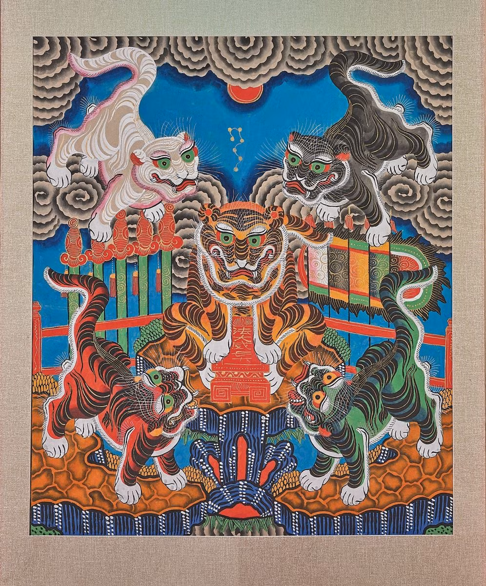 Nhìn 5 “ông Ba mươi” trong tranh ngũ hổ, người xưa sẽ nghĩ đến đến một lá bùa trấn tà ma. Việc treo tranh ngũ hổ trong nhà vào dịp Tết sẽ đem lại cảm giác về hiện sự xum vầy, đầy đủ, và an lòng vì được chở che...