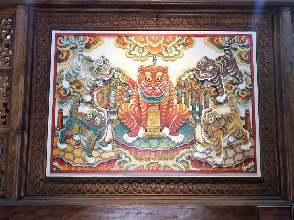Hỗ trợ cho khí phách của ngũ hổ là những đám mây vần vũ huyền ảo được vẽ ở phía trên và phía dưới là 2 tảng núi cách điệu đối xứng cho 2 ngài hổ đứng.