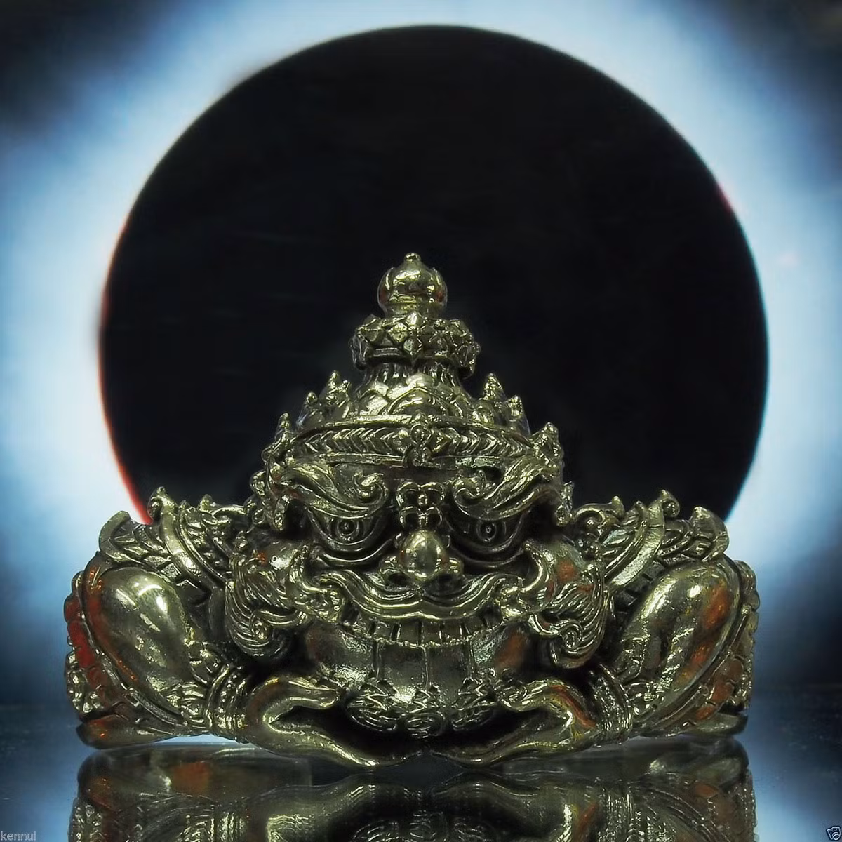 Chuyện kể rằng, khi con quỷ Rahu đang uống trộm nước trường sinh, thì bị mặt trăng và mặt trời phát hiện.