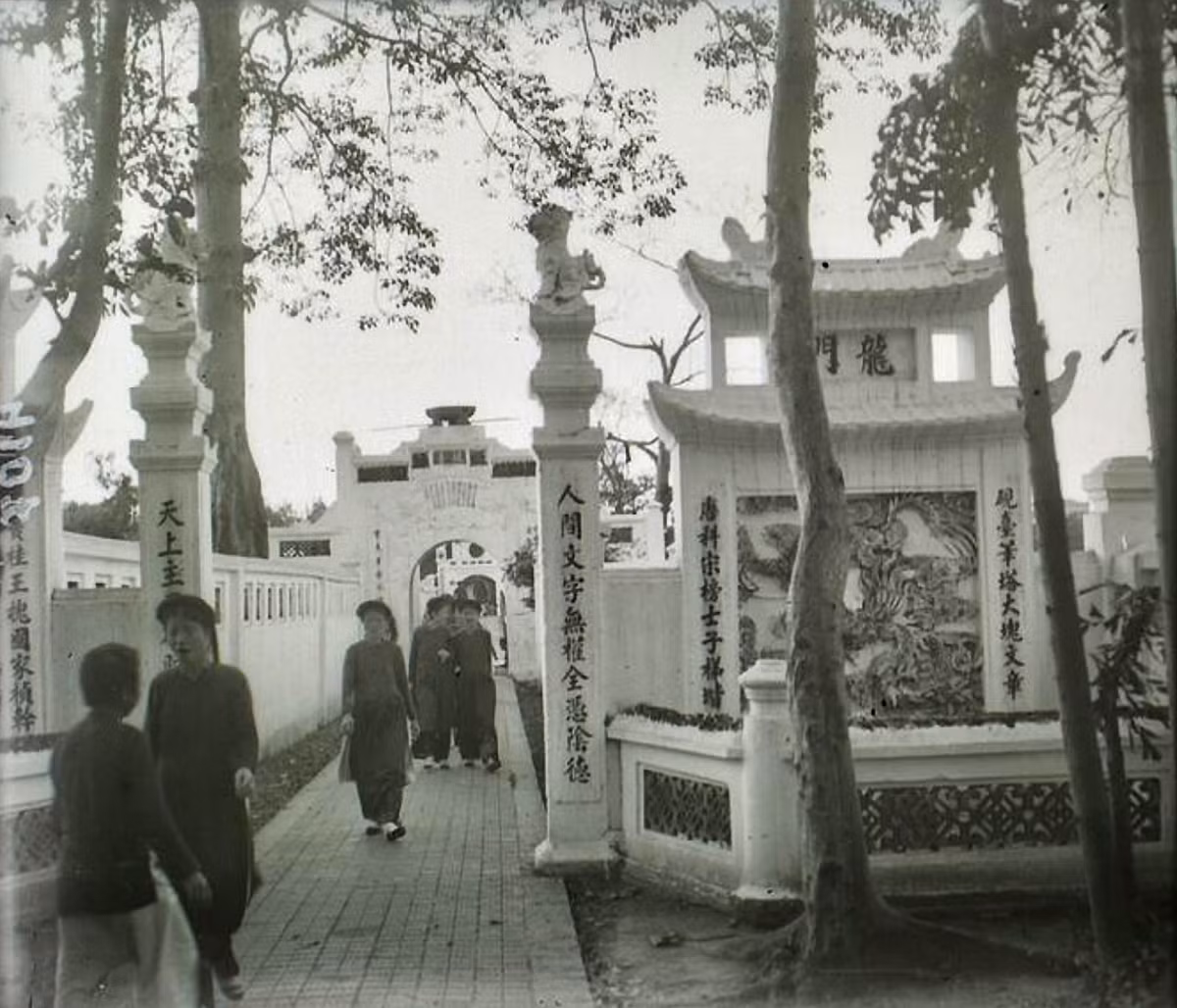 Trên lối vào đền Ngọc Sơn, nơi có cổng "Long Môn - Hổ Bảng". Phía xa là Đài Nghiên.