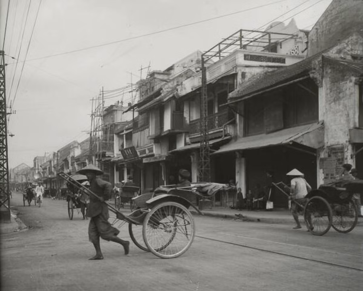Tuyến phố Hàng Đường - Hàng Ngang nhìn từ ngã tư Hàng Đường - Hàng Ngang - Hàng Buồm, dịp giáp Tết.