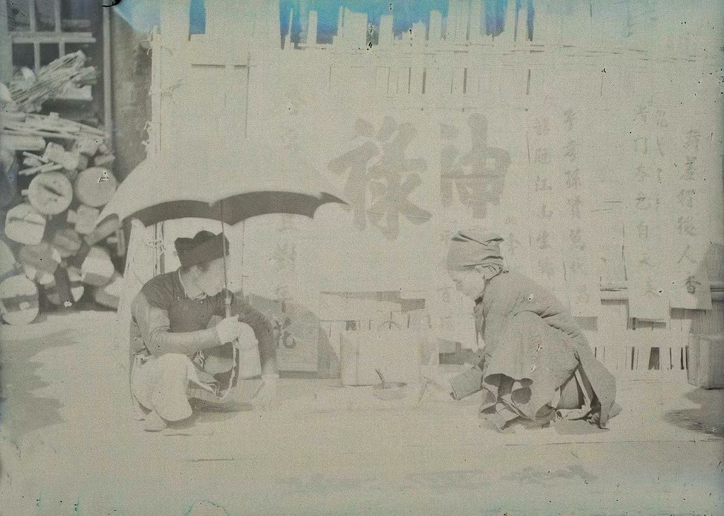 Người bán câu đối Tết ở chợ Đồng Xuân.